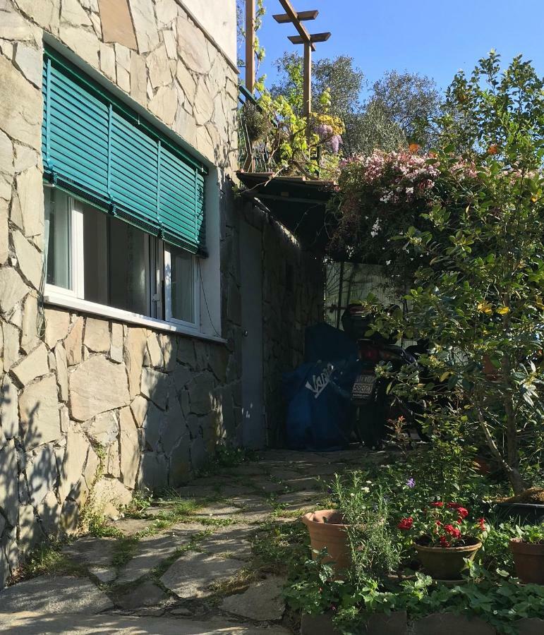 Il Nido Della Rondine Bed & Breakfast Leivi Exterior photo